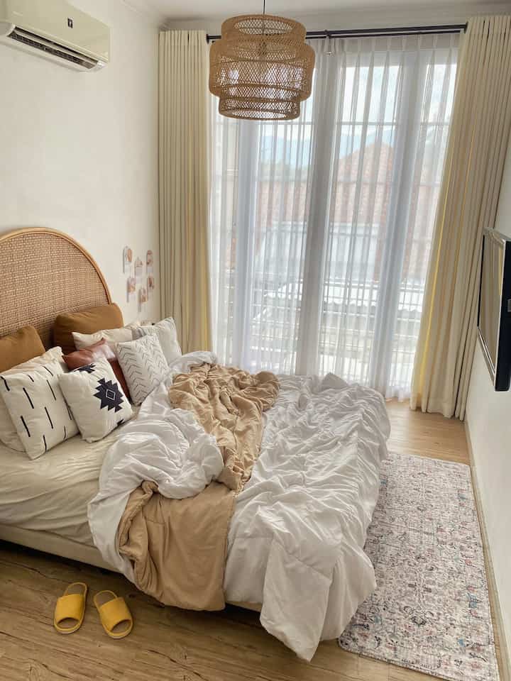 The Brightest Room at Home
—
inilah ruangan paling terang di rumah, yes, our bedroom !! yang memiliki folding door 4 daun pintu dengan ukuran total - lebar 2,7m dan tinggi 2,8m

salah satu keputusan terbaik di rumah ini adalah membongkar dinding kamar yang menghadap ke balkon dan menggantinya dengan folding door, sehingga kamar ini dapat menerima banyak cahaya, karena ukuran kamarnya tidak terlalu besar yaitu 4m x 3m saja, jadi dengan banyaknya cahaya yang masuk, selain kamar menjadi terang, kamar pun terlihat lebih luas, dan meskipun cuaca akhir-akhir ini seringkali mendung, namun kamar ini tetap ber-“cahaya” ✨
—
#PencahayaanAlami
#BrightHouse
#NaturalLighting
#BigWindow
#NeutralHomeDecor
#BohoStyle
#Bandung