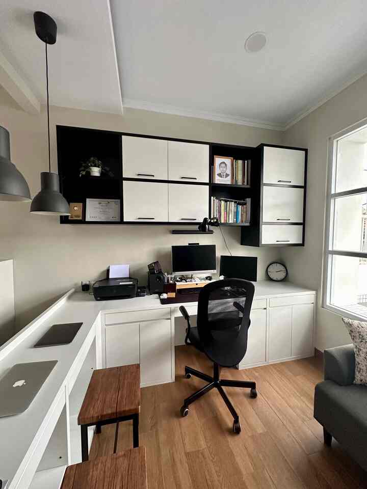 • Natural Lighting di Himfari’s House •

Hello O!House friends, jendela adalah tool terbaik untuk menghadirkan cahaya alami di rumah. Himfari’s house memiliki jendela besar-besar dan menggunakan penutup atap berbahan kaca tempered di beberapa tempat untuk memastikan setiap ruangan mendapatkan cahaya matahari yang cukup.

Jendela di ruang kerja menghadap ke arah selatan sehingga panas matahari tidak terlalu tajam namun tetap terang bahkan di kondisi mendung akhir-akhir ini.

#PencahayaanAlami
#BrightHouse
#NaturalLighting
#WorkingRoom
#BlackAndWhiteHouse
#RumahCluster