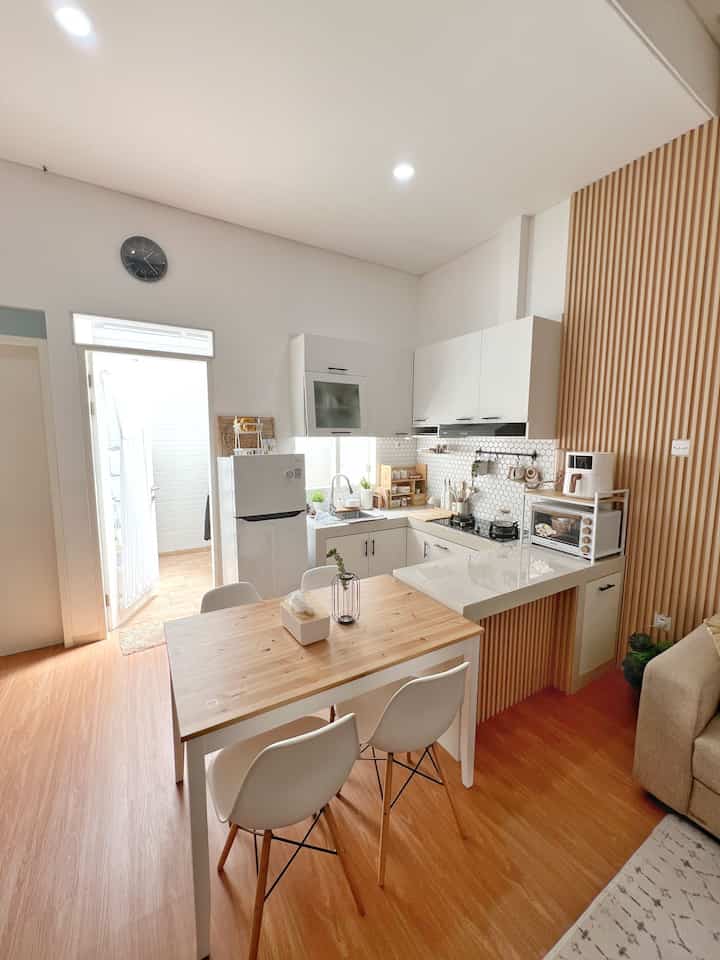 Akhir2 ini sulit mendapat cahaya Ilahi saat mau foto rumah karena sering mendung.. 2 area ini yaitu dapur & laundry room adalah ruangan yang banjir sinar matahari terutama siang menuju sore..

Sumber cahaya di bagian belakang rumah berasal dari skylight laundry room bahan polycarbonate. Saat membangun ruang jemur ini aku ga kepikiran memakai bahan atap dari kaca meskipun lebih estetik, aku lebih mempertimbangkan fungsinya supaya jemuran kering dan ada cahaya menembus dapur agar terang. Di dapur aku request dibuat jendela tinggi tapi karena keterbatasan space aku merelakan bagian atas jendela ditutup kabinet kitchen set untuk dish rack. Meski tertutup tapi cahaya masih cukup untuk menerangi sehingga dapur tidak lembab

Tips untuk mendapat pencahayaan yang baik di rumah, terutama bagian belakang yang sering terlupakan, selain skylight dan jendela kita bisa memasang glass block atau roaster seperti di kamar mandi dan juga taman sehingga ruangan mendapat akses sinar matahari yg baik 

#PencahayaanAlami #BrightHouse #NaturalLighting