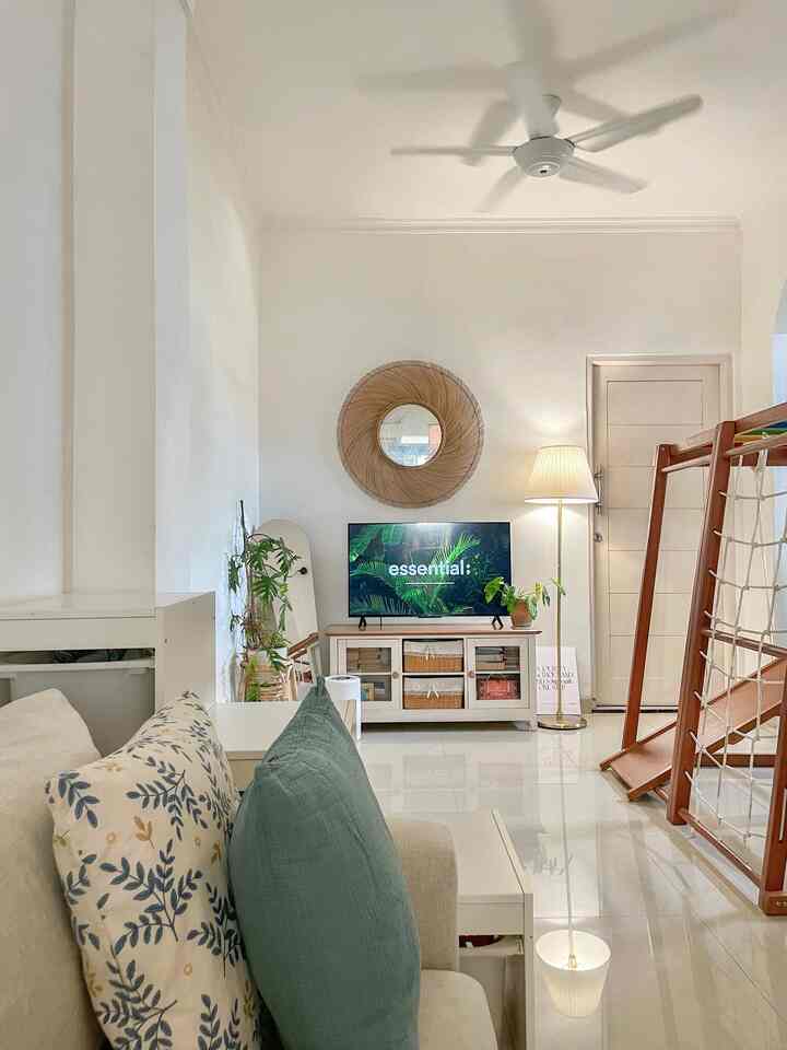 Our very first tosca • neutral tones home💡

Seluruh rumah ini memiliki nuansa warna neutral, dengan dominan putih, cream, beige dan wood. Warna lainnya seperti pastel, tosca, atau mungkin bold colour hanya saya gunakan di beberapa textile yang saya pakai seperti cushion, sarung bantal dan bed set.
Nuansa neutral erat dengan nature, berada didalamnya memberikan kenyamanan dan ketenangan tersendiri.

 #BringColorsToMyHome #HomeColorPalette
#PaletWarnaRumah #rumahcluster #livewithkids #tropical