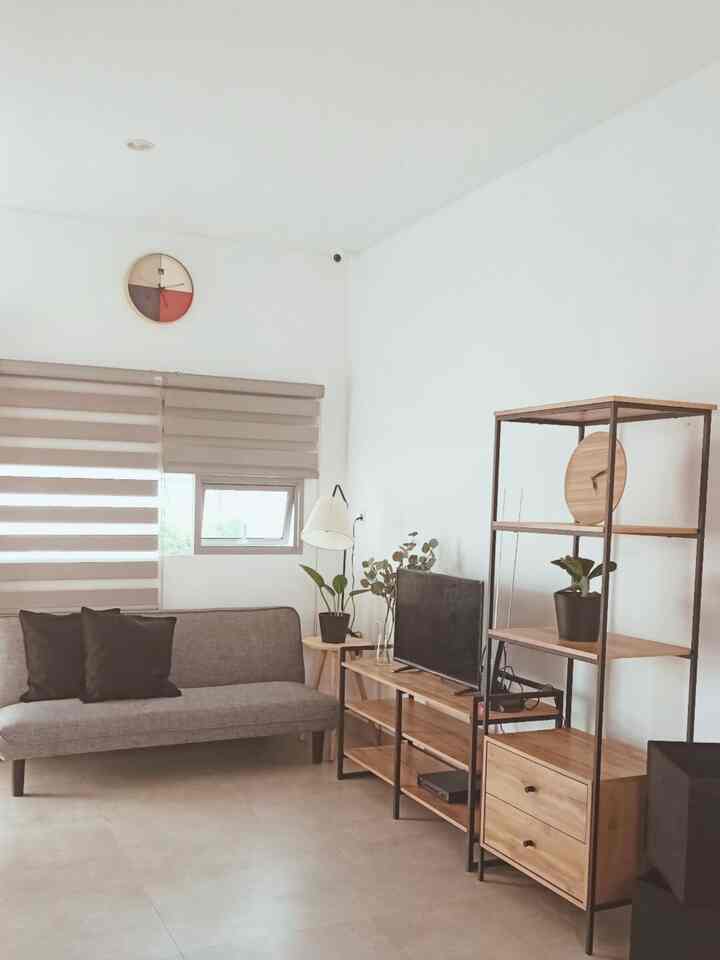 Rumahku berkonsep Japandi semi industrialis. jadi Ku aplikasikan colour palete bernuansa warna Natural seperti Black wood and Grey. ku pilih konsep ini karena menurutku simple. #bringcolorstomyhouse #homecolorpalette #paletwarnarumah