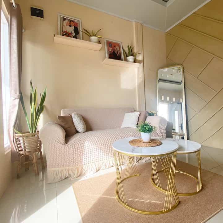 Natural lighting 

Di ruang tamu inilah yang menurut kami ruangan yg mendapatkan cahaya alami (natural lighting) yang cantik. Cahaya alami ini di dapat sekitar jam 3-5 sore. 

Menurut kamu, pencahayaan alami yang menerangi ruangan seperti ini dapat menciptakan ruangan menjadi estetik. 

#PencahayaanAlami #BrightHouse #NaturalLighting #Rumahdarabayu #rumahdibekasi #bekasi #rumahminimalis #ruangtamu 