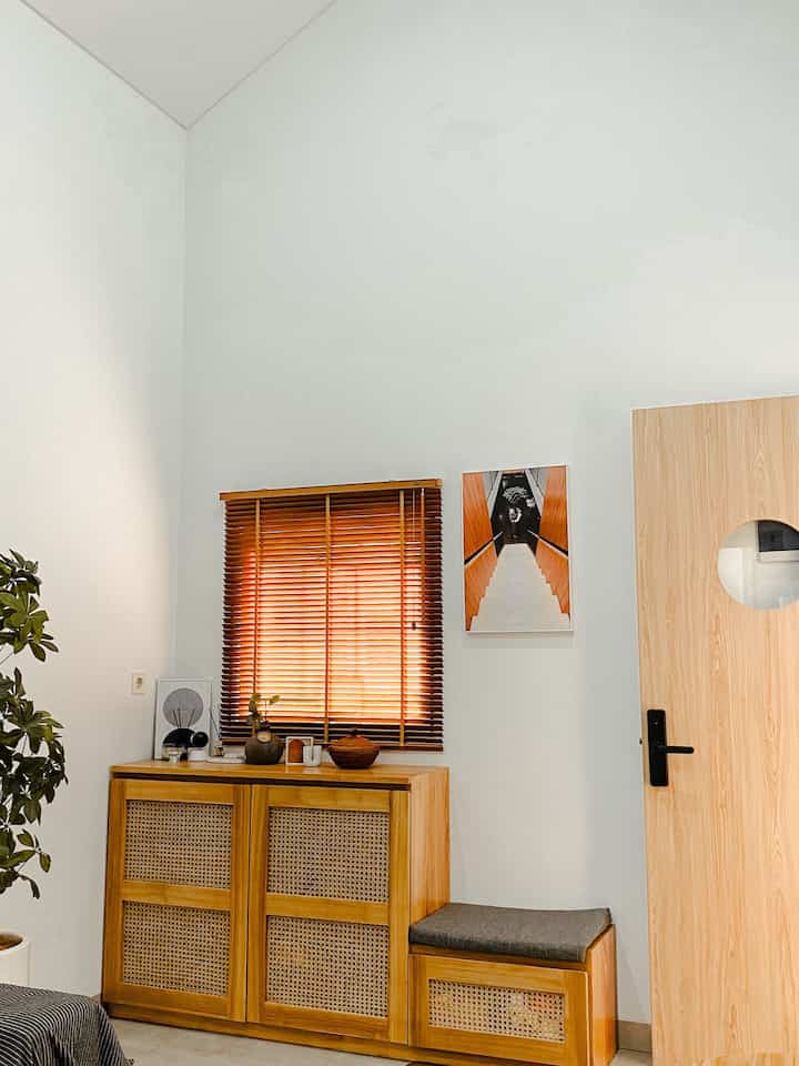 Color pallate awhouse.

warna dirumah ini lebih dominan warna coklat kayu, dipadukan warna hijau, abu dan putih.
untuk cara memadukannya pemilihan warna saat pembelian dekorasi atau furniture itu penting sekali, jadi pastikan sebelum membeli dekorasi sesuai dengan pallate warna yang disukai. untuk pemilihan warna ini kita pilih karena terkesan lebih warm dirumah, jadi membuat suasana lebih hangat.

save untuk inspirasi kalian🤎🤍

#bringcolorstomyhome #homecolorpallte #paletwarnarumah #warnarumah #tonerumah #scandinavianhome 