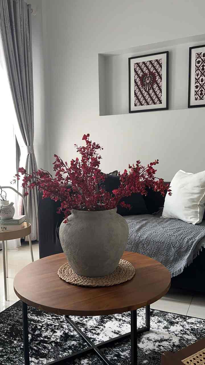 Palette yang ada di rumah ini adalah kombinasi warna hitam, warna kayu [walnut], putih dan juga abu2 yang menurut kami perpaduan warna yang kuat berkesan gagah serta tegas. Perpaduan warna ini tidak hanya pada dinding tapi juga pada furniture dan dekorasi pernik



#BringColorsToMyHome
#HomeColorsPalette
#PaletWarnaRumah
#midcenturymodern
#decorlowbudget
#tangsel
