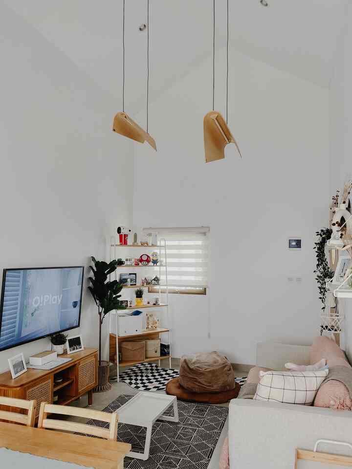 Tone Warna utama yang dipilih dalam rumah ini adalah perpaduan putih dan kayu natural. Warna cat dinding dan pemilihan warna furniture menjadi datum dalam rumah ini, yaitu warna putih untuk cat dinding dan texture kayu natural untuk seluruh furniture.
Sementara aksesoris seperti cushion, taplak, karpet dan elemen dekoratif lainnya dapat menyesuaikan dan berganti-ganti sesuai tema yang senada supaya ruangan tidak monoton.

#BringColorsToMyHome
#HomeColorPalette
#PaletWarnaRumah
#LivingRoomIdeas
#KitchenInspo