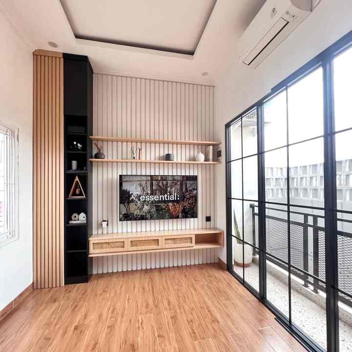 Ruangan yg paling banyak terkena sinar matahari adalah ruangan tv ini. Ruangan ini terletak di semioutdoor yang disekat oleh pintu aluminium. Karena ruangan ini tidak luas, maka sengaja kami berikan pintu aluminium dengan kaca besar agar terlihat lebih luas dan cahaya matahari bisa masuk✨

#PencahayaanAlami
#BrightHouse
#NaturalLighting
#Livingroom
#pintualuminium
#jendelaaluminium
#rumahcluster
#designruangtv