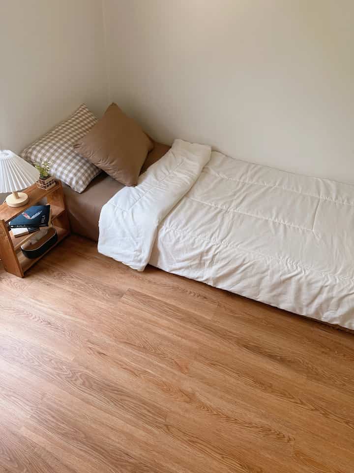 Color Pallete 🤍🤎

Color Pallete di rumah ini ialah putih - cokelat - hitam - hijau

Warna utama ialah putih dan cokelat. Dinding dan plafon berwarna putih agar terkesan luas dan lantai menggunakan cokelat agar tidak mudah kotor. 
Untuk itu, dalam mengisi dan dekor rumah kami gunakan warna senada agar selaras. Ditambah warna hitam untuk produk dan aksesoris serta hijau dari tanaman.
Penggunaan warna yang senada membuat ruangan jadi lebih rapi dan estetik 

#BringColorsToMyHome #HomeColorPallete #PaletWarnaRumah #putihcokelat #bogor

