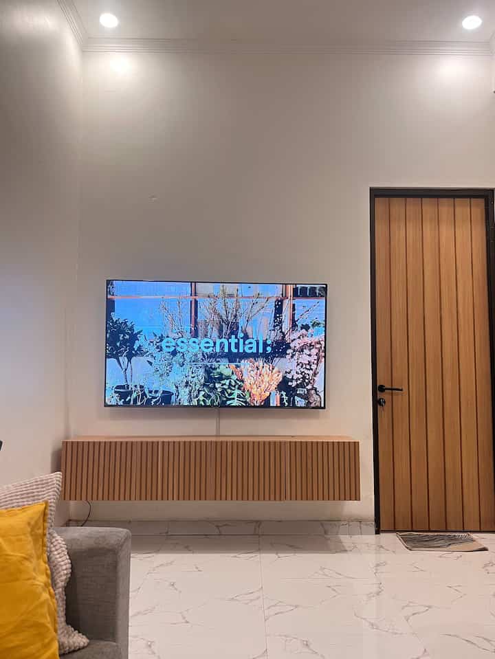 Color palette di rumah kami terdiri dari warna putih, abu, dan warna kayu. 3 warna ini menjadi ciri khas dari setiap ruangan di rumah kami. Kenapa kami memilih 3 warna tersebut karena warna tersebut mewakilkan tema rumah kami yaitu gabungan Japandi dan Industrial. 

Warna kayu pada material yg lebih natural, warna putih pada dinding, keramik, dan lantai, sedangkan warna abu kami aplikasikan pada beberapa interior.

Semoga bermanfaat 🤍🤎


#BringColorsToMyHome 
#HomeColorPalette
#PaletWarnaRumah
#japandi
#industrial
#designrumah
#designinterior
#rumahcluster
#bekasi