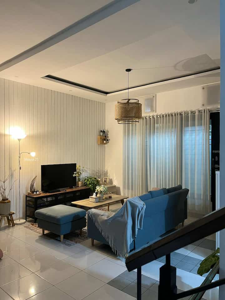 Color Pallete Rumah Irhouse.21✨

Rumah ini dominan memiliki color pallete netral seperti putih, hitam, abu, coklat. Kami memilih warna ini karena ingin menciptakan suasana yg nyaman, tenang dan terang. Supaya suasananya lebih hidup kami menambahkan item dekorasi tanaman hijau, rumah juga terasa lebih fresh.

#BringColorsToMyHome #HomeColorPalette
#PaletWarnaRumah #irhouse21 #netralcolorpallete 