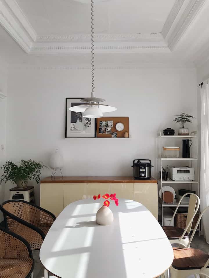 Ruangan paling terang si pagi hari, ruang makan. Siluet bayangan dari teralis jendela bikin sinar matahari yang masuk terasa lebih dramatis. Di musim hujan seperti sekarang, cahaya yang masuk ke dalam rumah seperti ini hanya bertahan beberapa jam saja, bahkan kadang ga ada sama sekali.

#PencahayaanAlami #midcenturymoder #diningroomstyling #diningroomdecoration #indoorplants
#BrightHouse
#NaturalLighting