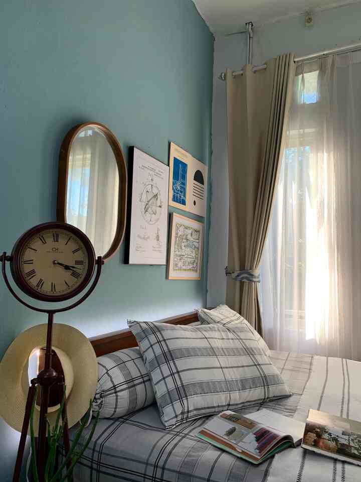 Kamar tidur ini walau cuma 2,1 x 3,5 meter tapi punya jendela yg lebar. Sangat bermanfaat sekali punya jendela seperti ini, membuat ruangan lebih terlihat luas dengan cahaya yg berlimpah.

Karna aq suka bermain warna, salah satu dinding aq berikan aksen warna yang cenderung bold. Sangat personal dan berkarakter apabila bisa menghadirkan warna favorit diruangan. Saat mix n match pun jd lebih enjoy.

#pencahayaanalami #brighthouse #naturallighting #kamartidur #cibubur #cileungsi #rumahminimalis #interiorkamar #bedroomstyling