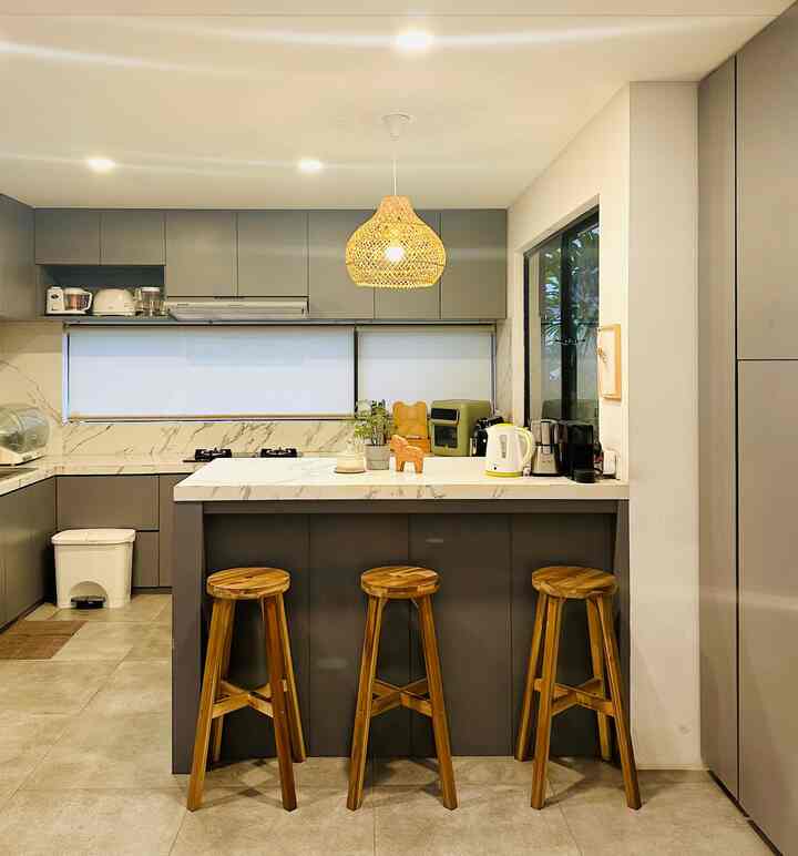 • COLOR PALETTE •
Kali ini aku akan membahas color palette di RFL House.
Seperti yang tampak pada dapur kami, color palette di RFL house di dominasi warna grey, white & wood.
Tiga warna ini adalah warna yang menurut kami tepat untuk rumah dengan tema scandinavian. 
Kesan monochrome dari warna grey & white, dengan sedikit sentuhan kayu membuat suasana rumah terkesan clean, namun tetap memiliki kesan warm juga.
Semoga menginspirasi 😁

#BringColorsToMyHome #HomeColorPalette
#PaletWarnaRumah
#scandinavianhouse #scandinaviankitchen #kitchensesign