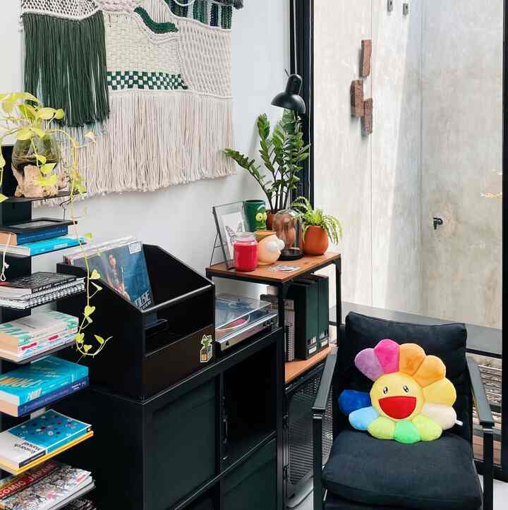 インダストリアルとポップなカラーをミックス。当初、私は黒とグレーだけのインダストリアルをテーマにした家を希望していました。しかし、グリーンのソファを置いてからは、カラフルな家電や装飾品をより熱心に探すようになりました。 #BringColorsToMyHome #HomeColorPalette #PaletWarnaRumah #LiveAlone #homedecor #decorideas #decorinspiration #decorinspo