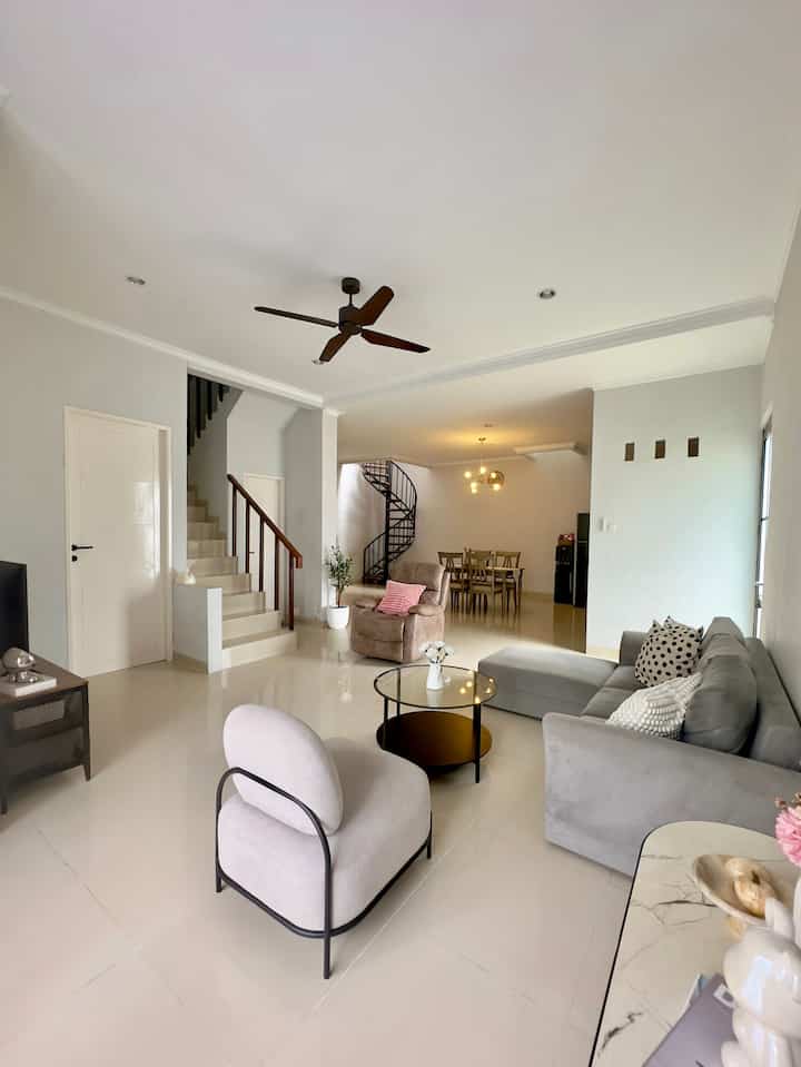 Color pallete dirumah kami di dominasi furniture yg berwarna netral yaitu abu hitam dan coklat serta perintilan yg berwarna putih dan sedikit sentuhan warna pink sebagai pemanis 🌸✨

#BringColorsToMyHome #HomeColorPallete #PaletWarnaRumah #LivingRoom