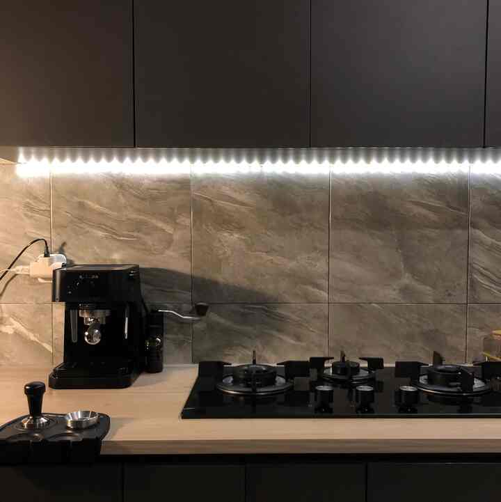 Waktu awal aku menentukan color palette khisaku, aku banyak milih warna gelap karena itu warna kesukaanku💕 
Sampai akhirnya di protes paksu (krn pas jepret dia nabrak segala barang grgr ga keliatan🤣) dan akhirnya aku ngalah buat punya rumah dengan color palette 
Abu • hitam • putih • (sedikit) unsur kayu
Dan didominasi dengan lampu kuning.

Kalau tetangga, apasih pertimbangannya saat memilih color palette untuk huniannya? 

#BringColorsToMyHome
#HomeColorPalette
#PaletWarnaRumah
#RumahMinimalis
#DapurMinimalis
#RuangTamuMinimalis 
#RumahMonochrome 
#RumahMungil 
#WarnaMonokrom