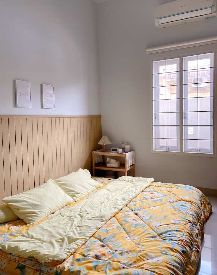 Jendela kamar dengan bukaan besar adalah impian aku, cahaya matahari sangat terang di pagi dan sore hari. aku paling seneng cahaya matahari masuk ke rumah ✨

#PencahayaanAlami #BrightHouse #NaturalLighting #yositriaa #tinyhouse #bedroom #homeinspo #scandihouse #90m2