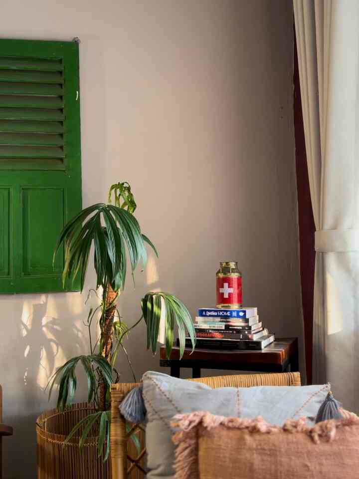 Color palette dirumah ini mengusung warna warm,
bold. Ruangan ini tidak mengikuti trend warna yg ada, semua berangkat dari pemilihan warna yang personal dan ingin menampilkan kesan unik dan nyaman di rumah ini.

Burgundy juga turunan warnanya ada warna putih dengan campuran ungu membuat warna utama si burgundy tetap on point !

Di padukan dengan unsur2 warna natural seperti coklat kayu, juga tanaman, membuat ruangan ini semakin cozy dan humble. 

#bringcolorstomyhome #homecolorpalette #paletwarnarumah #rumahsederhana #livingroom #inspirasiwarna #trendcolor