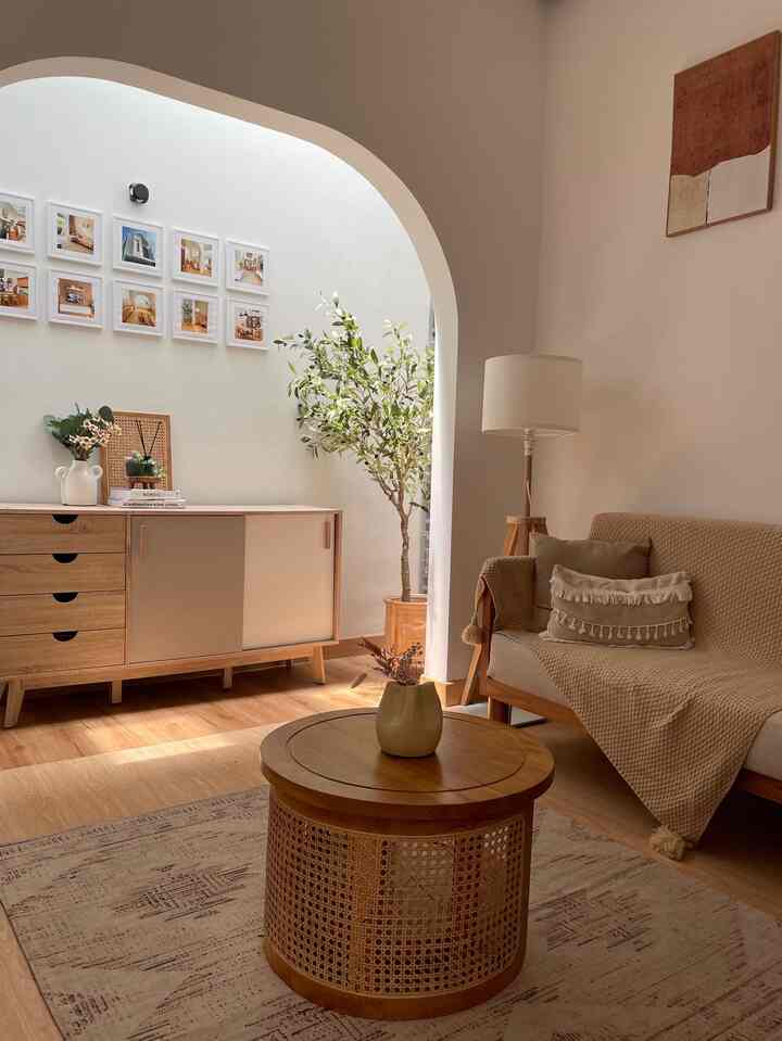 Bagian ruang tamu merupakan salah satu ruang mendapatkan pencahayaan alami.
Cahaya alami diruang ini berasal dari skylight yg ada disamping ruang tamu, ini merupakan hallway to other level of home
Untuk mendapatkan pencahayaan alami tentunya kita butuh jendela, semakin besar semakin cahaya membanjiri rumah kita. Utk rumah yg tidak memungkinkan dapat cahaya dari jendela samping, bisa dibuat jendela dr atas aka skylight. It really helps :)

#PencahayaanAlami #BrightHouse #NaturalLighting #rumahminimalis #ScandiHouse #ScandinavianHome #SplitLevelHouse