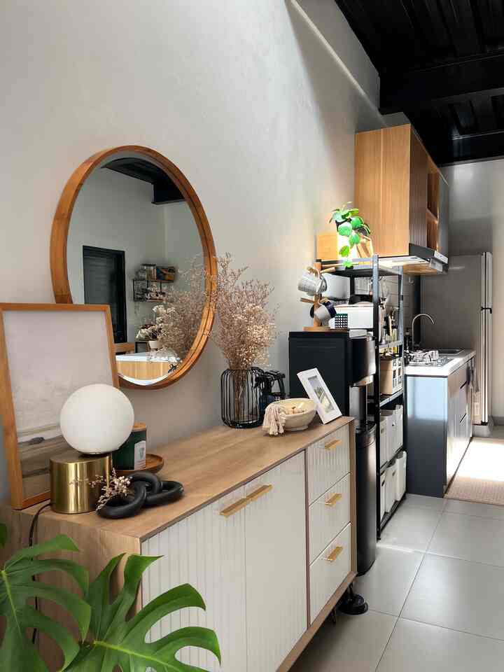 Area di #rumahmaknaa yang memiliki paling banyak cahaya alami adalah lantai dasar, terutama area mini foyer dan kitchen. Cahaya berasal dari jendela tinggi di sebelah credenza mini foyer. Apalagi #rumahmaknaa menghadap timur sehingga banyak cahaya masuk di pagi hari. 

Cahaya dari jendela tersebut yang bisa bikin foto area kitchen lebih menarik dan rumah menjadi lebih terang sehingga tidak perlu menyalakan lampu saat siang hari. Akan tetapi sejujurnya cahaya yang masuk saat ini tidak sebanyak sebelumnya karena kami sudah pasang kanopi di area depan. 

Foto di slide 4&5 adalah foto area dekat jendela sebelum pohon di depan rumah ditebang dan kanopi belum dipasang. Jujur rindu banget pemandangan ini 🥺. 

#PencahayaanAlami
#BrightHouse
#NaturalLighting
#TinyHouse #BDG 