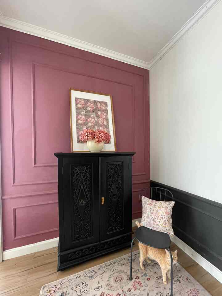 Ruangan ini memiliki warna ‘tiba-tiba’.Ia loncat dari palet warna putih dan natural. Menonjolkan kesan electic klasik yang kuat dan bold. Ini adalah upaya kami agar rumah lebih berwana dan tidak monoton.Meski demikian kami menjalinkan warna bold ini dengan warna putih dengan kehadiran warna hitam yang berfungsi menyatukan. Jadi jangan takut untuk melompat pada warna yang tidak senada. Ekspresikan semua keindahan yang ada dalam kepala. Semoga ini bisa mengisnpirasi. 

#BringColorsToMyHome 
#HomeColorPalette
#PaletWarnaRumah
#lompatwarna
#electiccolor