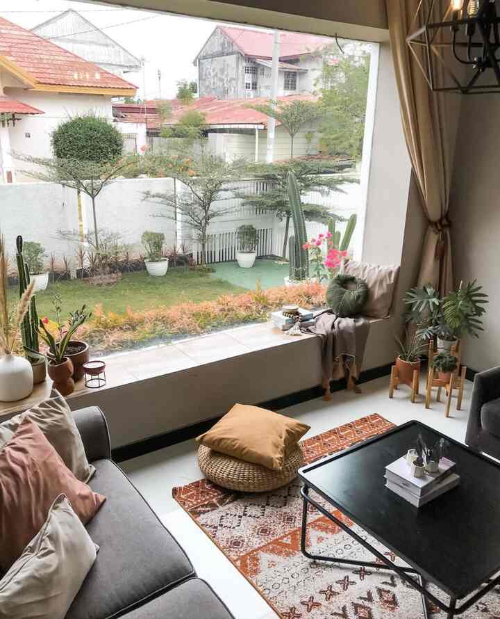 Disini ada 4 ruangan dirumah yang palate warna nya berbeda-beda, untuk cat tembok lantai 1 dan lantai 2 masih memakai kode cat yang sama, untuk sofa kami pilih sofa berwarna abu-abu , dan aofa berwarna coklat muda ,terkadang saya mengganti warna karpet dan sarban sofa untuk merefresh suasana ruangan 

#BringColorsToMyHome #HomeColorPalette
#PaletWarnaRumah #suasanahangat #minimaliskontemporer #rumahminkmalisnatural