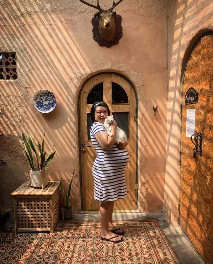 Mau share sedikit foto memori pas aku lagi hamil 9 bulan… hehe sedikit lagi menuju brojol .. pas bgt pagi2 di teras kena shadowss.. #pencahayaanalami #brighthouse #naturallighting #terobosancahaya 