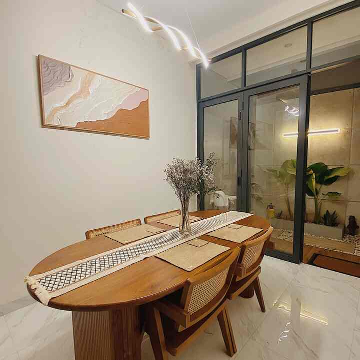 Dari awal kami sudah naksir berat dengan rumah tema Japandi. Rumah dengan dominasi warna cream, Kayu, pastel dipadukan dengan warna hitam dan abu2. 

Ruang lantai 1 sengaja kami padukan antara elemen kayu, cream dan lampu berwarna kuning agar kesan hangat terasa saat malam hari. Namun agar menambah elemen warna lain, kami tetap gunakan warna monochrome di beberapa sudut. Salah satunya alasan mudah dibersihkan, kemudian agar ada variasi di rumah Griya Nagari agak kesan minimalist masih terasa di rumah kami.

#BringColorsToMyHome #HomeColorPalette
#PaletWarnaRumah
#japandi
#griyanagari
#interiordesign