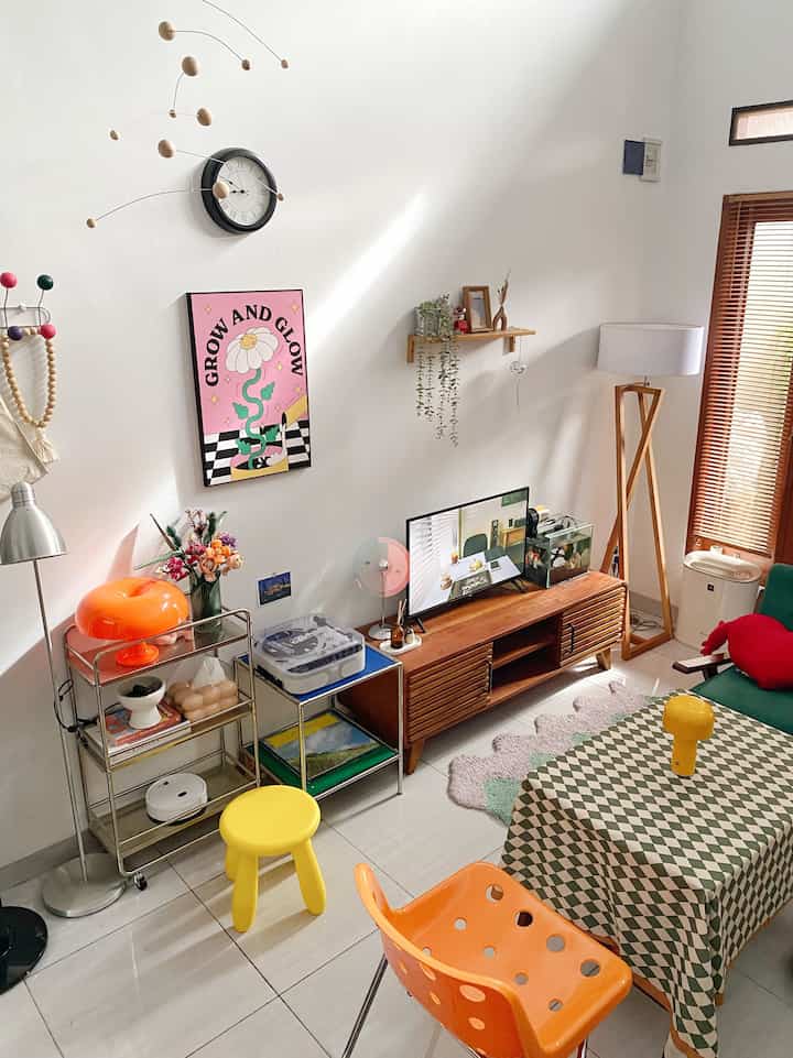 Konsep color palette pada rumah kami cukup beragam dan berwarna-warni 🎨

Mulai dari ruang tamu yang memakai color palette warna-warni berkonsep mid-century modern. Agar menciptakan suasana ceria dan menyenangkan saat berkumpul bersama keluarga atau menyambut tamu.

Lalu, dapur dengan color palette bernuansa warna kayu ala Japandi dan Korean style yang memberi kesan dapur hangat dan nyaman ketika memasak.

Sementara tempat tidur dan working space memakai color palette nuansa warna kayu ala Japandi dan warna-warni mid-century modern, memberi kesan nyaman dan menenangkan ✨🍃

#BringColorsToMyHome #HomeColorPalette #PaletWarnaRumah