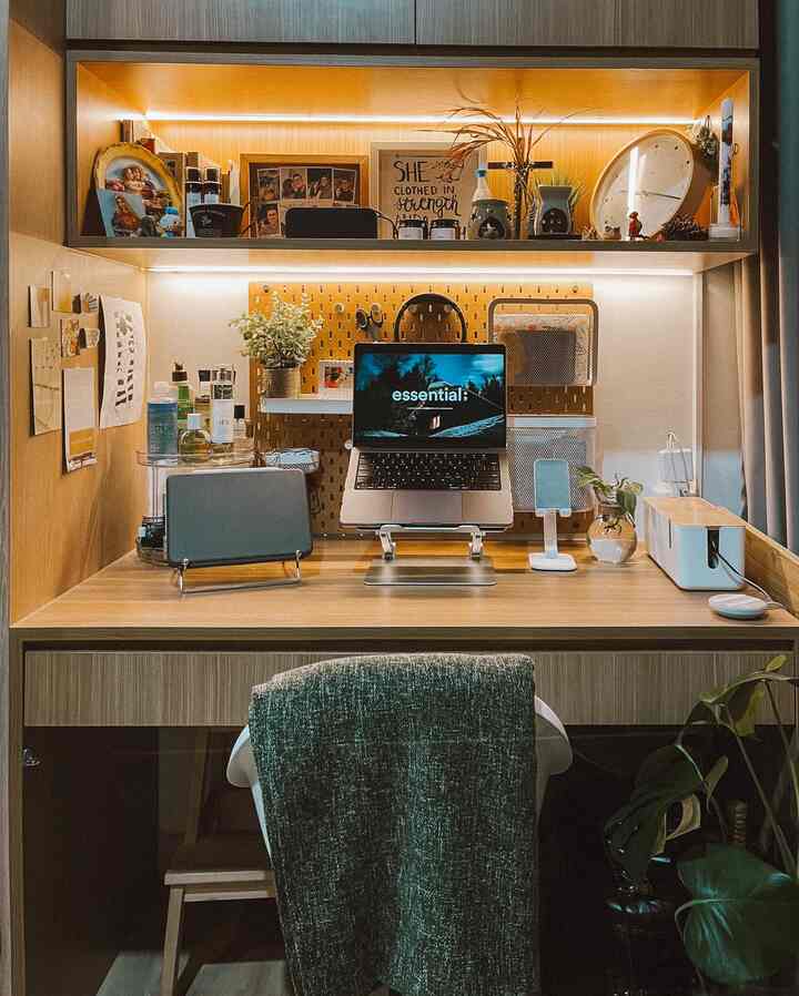 The work desk situation at night. Aku selalu berusaha untuk membuat area kerjaku nyaman dan fungsional. Aku percaya area kerja yang nyaman bisa meningkatkan produktivitasku dalam bekerja. 😊
#workdesk #mejakerja #tinyspace #workspace #homeoffice #yuchahome