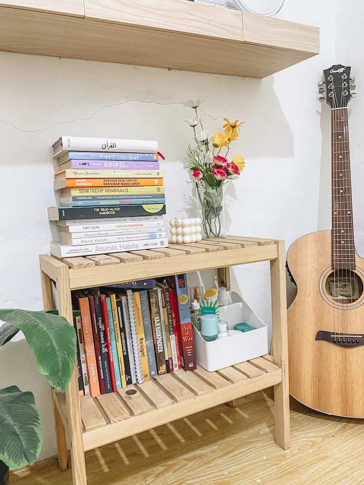 Bicara tentang Color palette, dirumah ini memang tidak memiliki banyak warna. Warna utama dirumah ini adalah putih dan kayu. Tetapi untuk menambah kesan lebih hidup, warna biasa hadir karena ada pernak pernik lain. Tak hanya pernak pernik, buku buku bacaan kami dikamar menjadikan palet warna kamar kami pun jadi lebih beragam. #bringsColorToMyHome #homecolorpalette #paletwarnarumah #rumahtangsel #rumahminimalis #dekorrumah #homedecor 