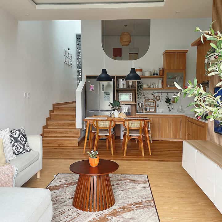 Color palette dirumah ini hampir sama yaitu putih, coklat dan beige 
Hampir disetiap ruang semuanya seragam, sehingga karena merasa nyaman aja dengan warna-warna itu.
Menyukai earth tone color karena merasakan kehangatan aja, paling dikombinasi dengan warna hijau dari tanaman-tanaman agar lebih fresh. Sesekali menggunakan warna hitam juga.
Karena color palette earthtone jadinya ketika mengisi ruang, kami memilih furniture yg juga natural sperti jati dan rotan.

#BringColorsToMyHome #HomeColorPalette #PaletWarnaRumah #EarthToneHome #ScandinavianStyle #ScandiBoho