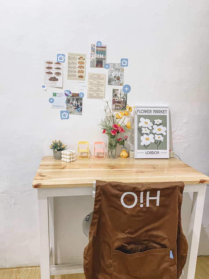 Rumah kami sangat minim cahaya matahari, bahkan ada satu ruangan yang lampu nya harus selalu menyala karena saking gelap nya. Tapi kami mensiasati nya dengan memasang bohlam lampu lampu yang sesuai dengan tema rumah, terang dan berharap akan tetap nyaman semua pencahayaan dirumah ini. Semoga suatu saat kami bisa memiliki minimal bagian ruangan yang terkena sinar matahari 💙 . #cahayaruangan #cahayaalami #pencahayaanalami #brighthouse #naturalLighting #pencahayaan #rumahjadul #rumahestetik #homedecor 