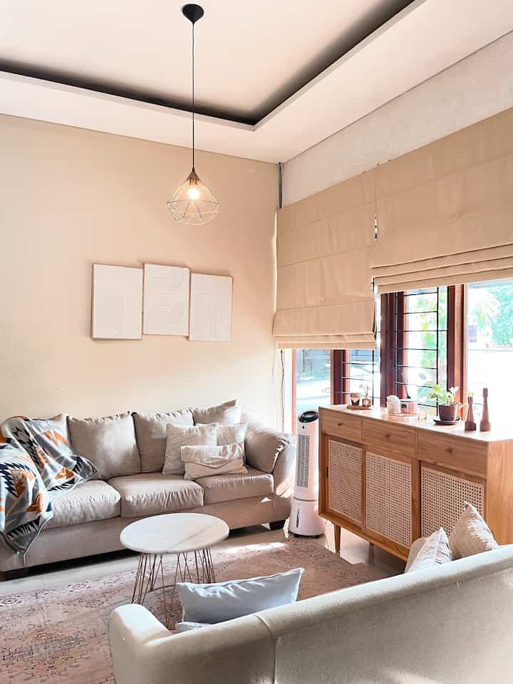 Selalu cinta sama cahaya matahari pagi di rumah sekitar jam 7-8 pagi. Cahaya yang terang menjadikan rumahku menjadi lebih lapang, padahal ukuran ruang ini aslinya tidak sebesar yang terlihat di foto, tapi jadi terasa lebih luas karena rumah menghadap terbitnya mataharu 🫶🏻 selain itu jadi hemat listrik karena ngga perlu lagi menyalakan lampu sampai sore hari. Jadi pengen cek ruang apa yaa dirumah yang kekurangan cahaya matahari, bisa jadi ide kita juga buat re-decor ruangnya nih 😋✨

#KNSLiving
#Sunshine
#MorningSun
#PencahayaanAlami
#BrightHouse
#NaturalLighting
#NaturalLight