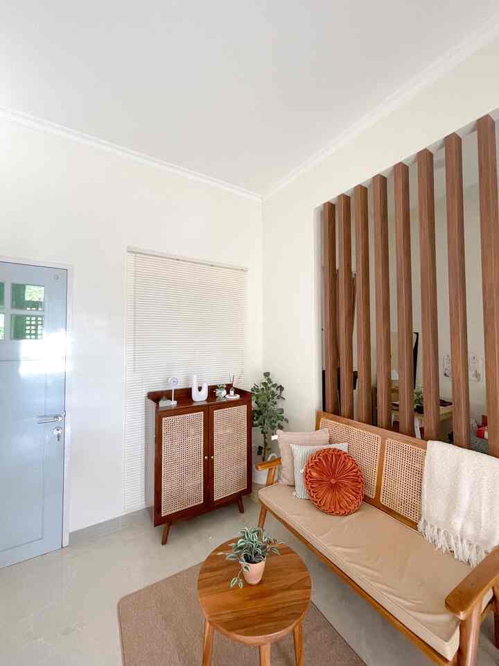 Mba rimara & suami sama2 menyukai warna yg nuansa soft, warm, dan netral.

Jadi kami memutuskan untuk memilih cat interior yg setelah diaplikasikan seperty warna creamy tapi soft, dipadukan dengan warna kebiruan pada pintu, granit tile dengan warna senada, dan furniture berbahan kayu.

Untuk area exterior, kami memilih warna putih tapi bukan putih yg super white, namanya morning fog. Dikombinasikan dengan lantai dengan warna abu2.

Jadi color palette di rumah rimara,
•White
•Beige atau creamy
•Wood
•Blue
•Grey

Semoga bermanfaat 💕

#BringColorsToMyHome #HomeColorPalette #PaletWarnaRumah #kalimantan #rumahdeveloper #minimalis #japandi #dekorasirumah