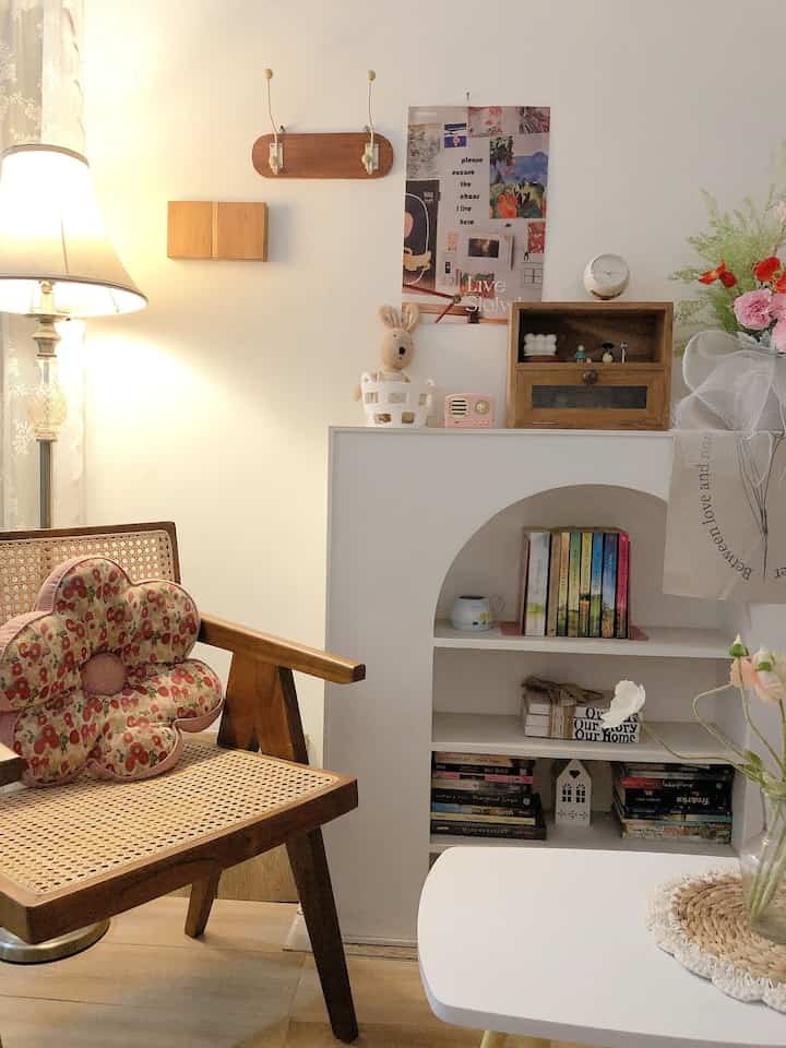Rumah ini didominasi dengan warna putih dan wood,untuk pemanis aku menambahkan sentuhan warna2 yang lebih ceria dengan bunga2,pajangan dan buku2,walaupun naturan tapi ada sentuhan yang membuat rumah ini lebih manis dan girly 🍂🌸🍃



#BringColorsToMyHome #HomeColorsPalette
#PaletWarnaRumah