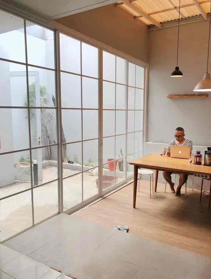 Taman kering yang berubah fungsi jadi tempat serbaguna.. selalu bermandikan cahaya karena kita hanya menggunakan pintu geser dengan kaca. Jadi lumayan buat kita hemat listrik. Dan udara pun mudah keluar masuk karena banyak bukaan dirumah. Walaupun kalo lagi panas banget berasa strongnya hahaha

#pencahayaanalami
#brighthouse
#Naturallighting
#pintugeser
#slidingdoor
#openspacehouse
#tamandalam
