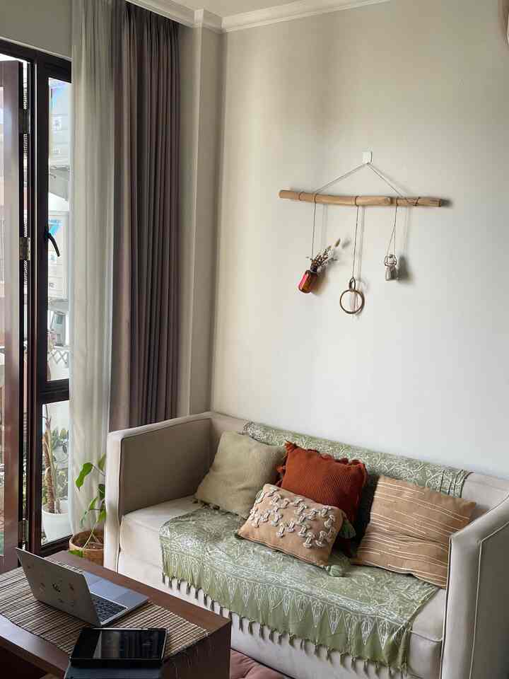 Warna nuansa living room apato.ra ini lebih kepada warm color, dengan style boho classic membuat ruangan terasa cozy dan mood untuk bersantai. 
Warna yg ditampilkan seperti khaki, teracota, cream, beige dengan beberapa elemen kayu.

#BrighrColorsToMyHome #HomeColorPalette #paletwarnarumah
