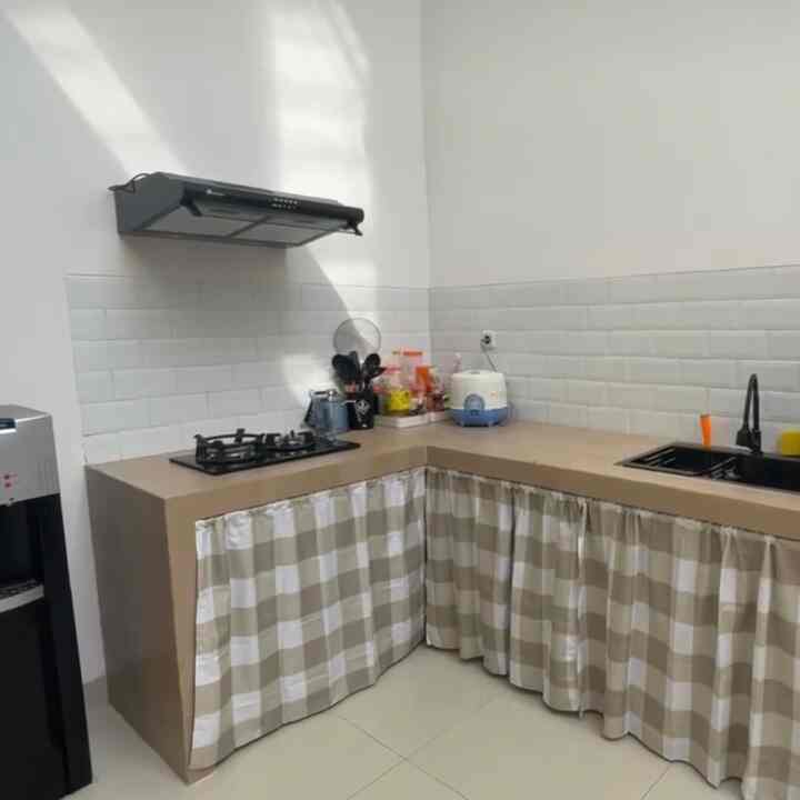 Area Dapur

Pemilihan warna yang sebelumnya pengen hitam - wood. Tapi saya dan suami pertimbangkan lagi, karna yg sering di dapur ya saya. 

Memilih kenyamanan istri tapi juga suami tetap nyaman didapur, dengan warna white - krem - hitam.

Area dapur ini 3x2meter. Yang kadang, area dapur ini jarang sekali memakai lampu. Karna atasnya pakai skylight. Menambah kesan homey dan bersih.


#BringColorsToMyHome
#HomeColorPalette
#PaletWarnaRumah
#rumahdalamgang
#kitchencolor