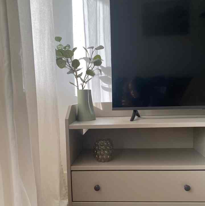 Berbeda dengan ruangan lantai bawah, di lantai atas ini di dominasi dg warna abu & beige/ cream.. tentu tetap dengan warna cat tembok putih sehingga menjadikan ruangan ini lebih minimalis. 

#BringColorsToMyHome
#HomeColorPalette
#PaleteWarnaRumah