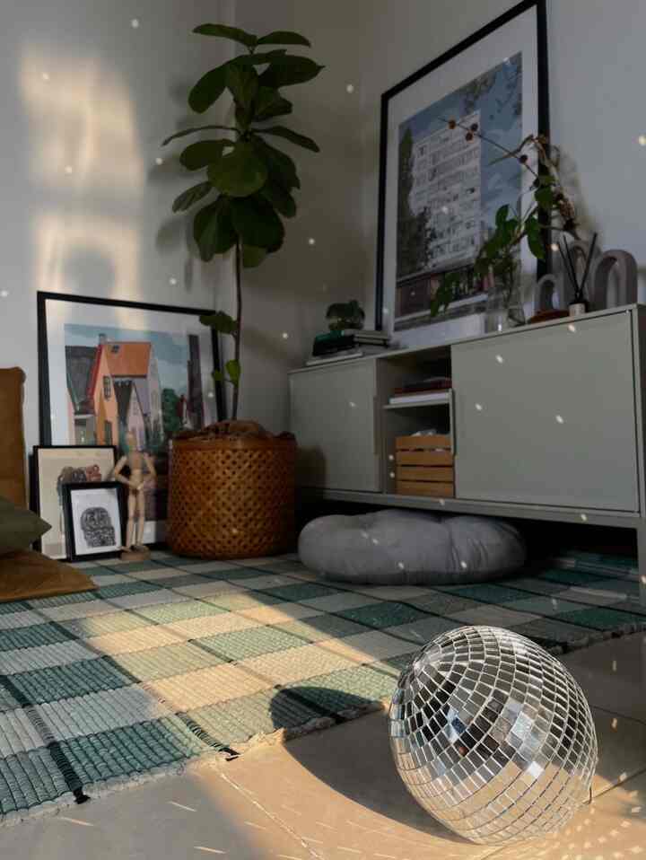 Mentari pagi di sudut apartemen selasar. Suka dengan pantulan bola disko ketika terkena sinar matahari 🪩🌞🌅 dan bayangan dari tirai dikamar (slide ke 3) 

#PencahayaanAlami
#BrightHouse
#NaturalLighting
#selasarapt
#tinyapartmen
