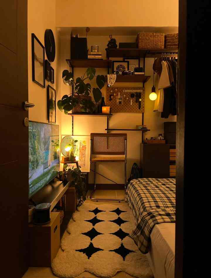 When you occupy this apartment, you want to display a "dark and moody" feel at night. The choice of color pallet for the furniture fell on walnut with a wood motif, because in my opinion, apart from being masculine, this color can blend in with colored decorative accents. I applied walnut in several corners of the room, such as the wall shelf in the bedroom, kitchen cabinet, shoe rack and even the door. The atmosphere becomes more comfortable when night falls because of the support from small lamps with warm colors ✨

#BringColorsToMyHome
#HomeColorPalette
 #PaletWarnaRumah
#Tuesdayrapt
#tinyaapartment
#walnutpantone
#walnutfurniture
