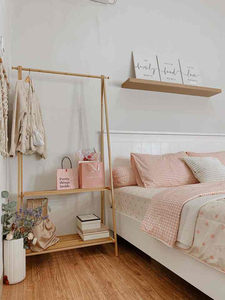 satu satunya ruangan yg didominasi dengan warna pink 🩷🌸
aku pilih warna pink di area kamar karna warna ini memberikan kesan lembut, hangat dan romantis. memadukan warna soft pink dengan putih pada perintilan dekorasi akan memberi kesan feminin dan chic 🎀


#BringColorsToMyHome #JomeColorPalette #PaletWarnaRumah #