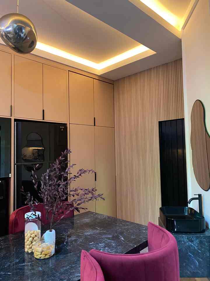 Hai homers🥰

Jadi kami mau share color pallate di ruangan lantai bawah, yaitu terdiri dari :
1. Ruang keuarga 
2. Dapur 
3. Studio room sekaligus ruang tamu 

Untuk pemilihan warna ruang keluarga dan dapur kami pilih nuansa cool, paduan abu, putih, coklat, dan sedikit sentuhan hitam. 
Maksud untuk bernunsa cool tp tetep ada sentukan coklat nya yang bikin suasana sejuk dan hangat ☺️

Nah untuk ruangan studio sekaligus ruang tamu nuansa keseluruhannya adalah serba putih ini benar2 dibuat untuk selfie dan icon di rumah ini ☺️

Untuk tips pemilihan warna dari kami supaya rumah tidak terkesan monoton pilihan kami adalah membuat nya berbeda di setiap ruangan, misal dapur dan ruang keluarga dminan coklat abu dan putih aq tambahkn marun untuk furniture kursi nya dan menerut kami ini membuat ketegasan dan berwarna di ruangan ini. 

Nah adapun di ruang studio kami buat serba putih namun tetap ada sentihan warna2 pastel untuk perlengkpan vas bungan dan lain2 nya. 

Semoga menginspirasi ya homers 🥰🥰

#BringColorToMyHome
#HomeColorPalette
#PaletWarnaRumah
#ModernMinimalis
#Renovasi