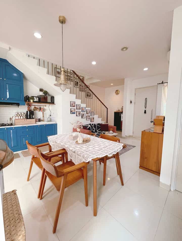 Haiii.. seneng deh sesi ini kita bahas color palette, karena rumahku temanya eklektik (tanpa disadari hahaha) jadi ada beberapa warna yang aku pakai dirumah. Untuk lantai 1 cat rumah aku pakai warna putih sebagai base dan cat warna bitter orange untuk half arch serta taupe rose untuk lingkarannya. Gak berenti sampai disitu, aku cat juga cealing jadi warna soft pink dengan campuran warna putih + taupe rose. 
Untuk perabotan udah pasti colorfull juga dengan dapur biru serta sofa merah. Warna warni yah, menggambarkan orangnya hahaha

Untuk kamar aku pakai warna-warna yang kalem dengan abu kebiruan sebagai center dan biru muda di sekelilingnya. Walaupun kalo diliat di foto kayak warna putih tapi aslinya itu biru muda. Hahahaha

#bringcolorstoMyhome
#Homecolorpallete
#Paletwarnarumah
#eklektikhouse
#eclectichouse
#rumaheklektik
#rumahwarnawarni
#sofamerah
#dapurbiru
#archestetik