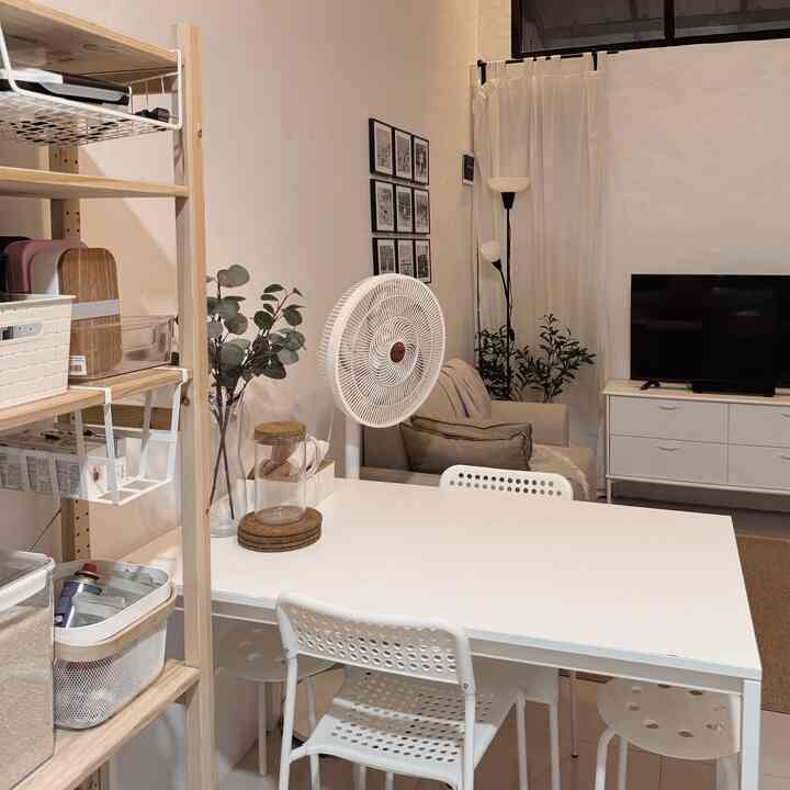 Menurut ku ruangan paling estetik di #homeykei adalah ruang tamu segaris ini

kenapa segaris ? karna kita mengusung konsep rumah openspace di lahan terbatas. jadi ruang tamu yg sekaligus menjadi ruang keluarga menyatu dengan ruang makan dan area kitchen.

dengan begitu dalam satu ruangan ini bermacam kegiatan bisa dilakukan secara bersamaan, maka dari itu aku pribadi selalu memilih furniture yg mengutamakan fungsional. dengan banyak laci dan ruang penyimpanan agar rumah terlihat selalu rapih . 

selain itu disini aku mengusung tema modern japandi home dengan basic warna wood,white,black 🤎🖤🤍.

semoga menginspirasi ✨

#inspirasirumahsubsidi 
#japandihome
#ruangtamusegaris
#rumahsederhana