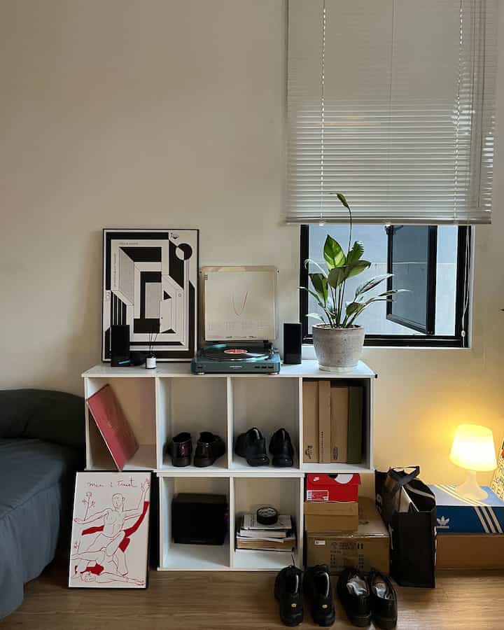 Dikarenakan kamarku terinspirasi dari mid century, bisa dibilang color palette kamarku ini cukup berwarna👀

#BringsColorToMyHome #HomeColorPalette #PaletWarnaRumah #midcentury #bedroom 