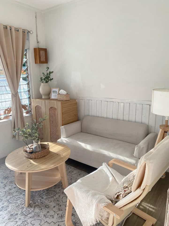 Ini dia ruangan di rumah dinas yg paling mendapatkan golden hour (sinar matahari) yg melimpah. Karna rumah ini menghadap ke timur makanya setiap pagi selalu dapetin golden hour yg cantik ini, ditambah di ruang tamu untuk punya jendela yg meskipun jadul tapi lebar denan ukuran 100x 200 
Eh ad yg baru nih diruang tamu ini, can you notice? Sofa ruang tamu yg udah buluk aku sulap jadi cover warna cream 😍😍
#pencahayaanAlami #BrightHouse #NaturalLighting #Livingroomideas #inspirasiruangtamu #japandi #rumahdinas #whiteandwood #neutralhomes