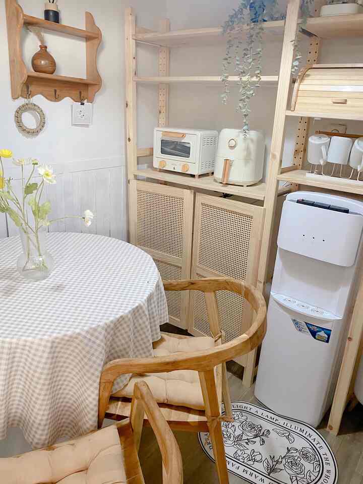 Pertama kali kenal homedecor aku langsung mutusin buat makeover rumah dinas dengan tema white and wood, tapi lebih dominan kearah kekayuannya. Karna dengan adanya warna kayu memberikan kesan hangat dan estetik, tapi tetap dipadu padankan dengan warna lain yg neutral agara tidak menoton, disini aku menambahkan warna putih, dan sedikit sentuhan hijau biar lebih seger dengan tanaman artificial 🤎🤍
#bringColorsToMyHome #HomeColorPalette #Paletwarnarumah #diningroomideas #livingroomideaa #familyroomideas #whiteandwoodhome #neutralhome #rumahmungil #rumahdinas #minimalist