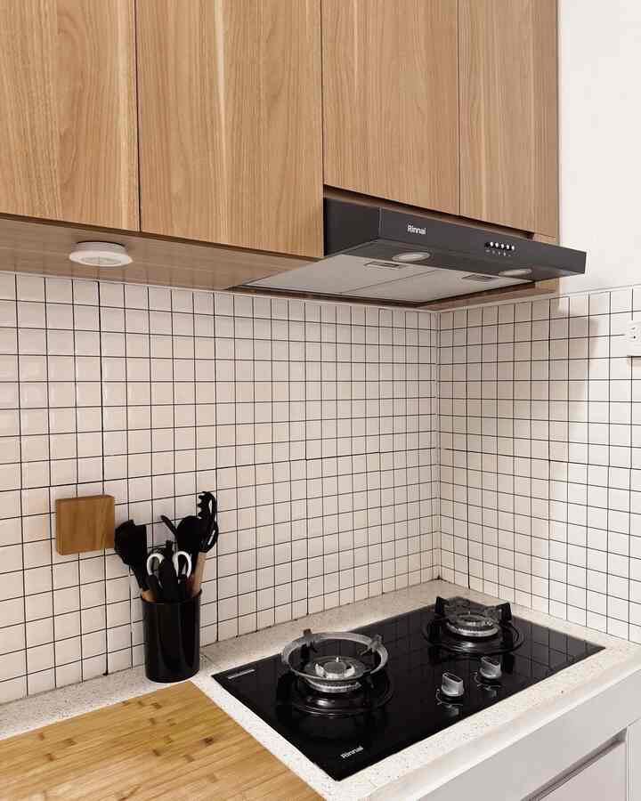 "Clean look kitchen" didapur segaris ku ... 

sebelumnya aku pernah coba buat berkreasi dengan dekorasi yg estetik didapur segarisku, tp setelah dipikir dapur ku ini kan segaris panjangnya cuma 2M aja. rasanya kurang leluasa saat mengolah makanan . 

setelah aku cari beberapa refrensi ternyata baiknya aku pilih tema "clean look" utk dapur segaris ku ini . jd yg di toptable itu cuma peralatan dapur yg bener-bener di butuhkan saja. 

semoga dapur segarisku bisa menginspirasi dapur2 segaris lainnya yah ✨

#dapursegaris #dekorasirumahsubsidi #inspirasirumahsubsidi #dapurkecil #japandistyle #japandihome #dekorasidapur