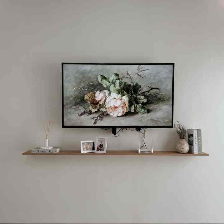 Perpaduan putih dan natural wood memang selalu berhasil membuat rumah menjadi hangat🤍

#BrighColorsToMyHouse #HomeColorPalette #PaletWarnaRumah #minimalist #jabar #rumahmungil #livewithkids 